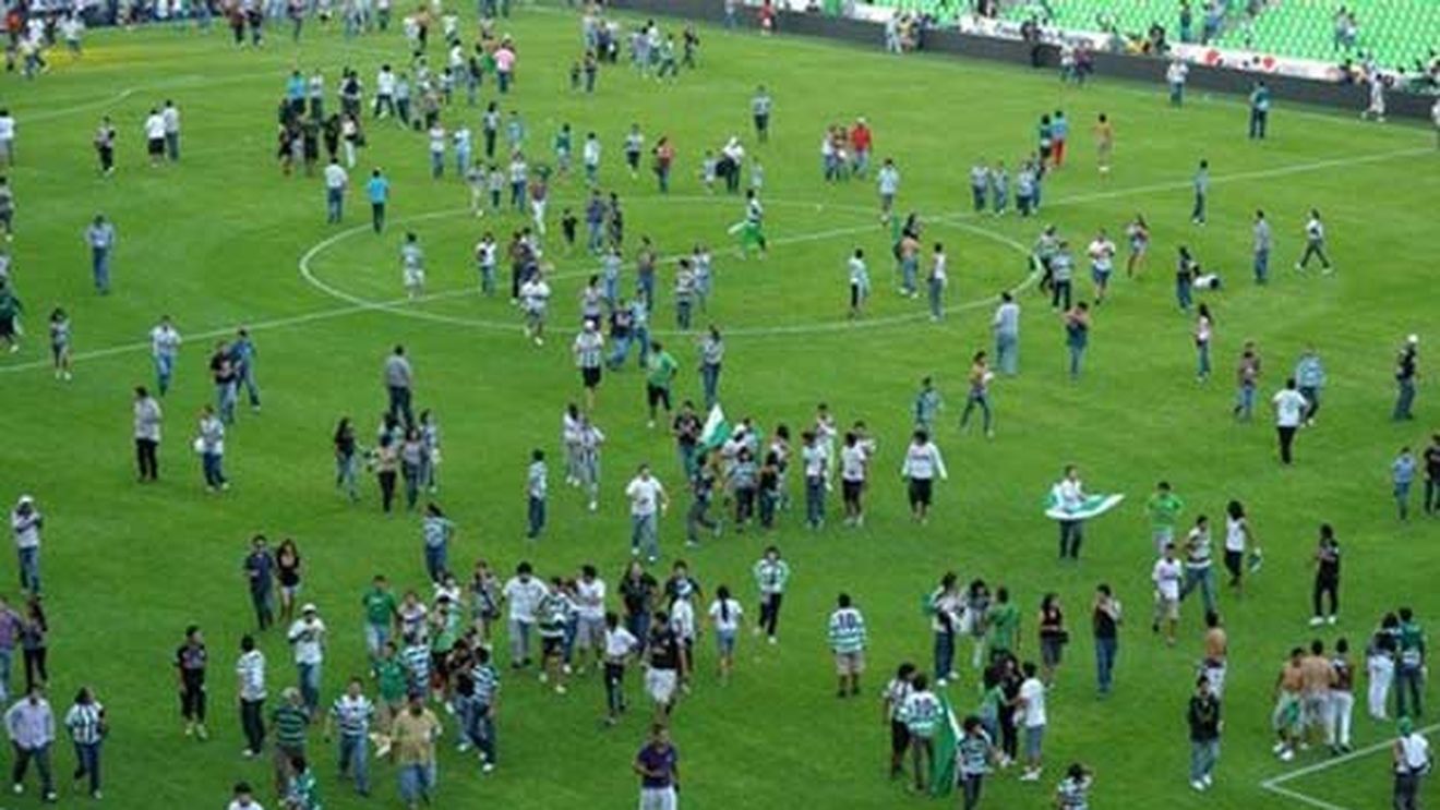 Momente de GROAZĂ‚!**  Meci din Mexic, oprit din cauza focurilor de armă! VIDEO