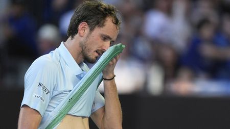 Rusul Daniil Medvedev a spart camera de la fileu cu racheta! Gestul de furie, nemaivăzut pe un teren de tenis, i-a uluit pe fanii de la Australian Open