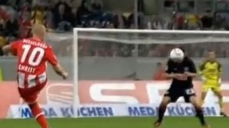 "Și-a luat-o în pifometru" rău de tot! **VIDEO/ Fotbalist făcut KO de un șut din lovitură liberă!