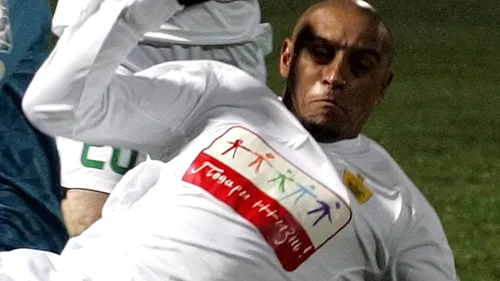 VIDEO Roberto Carlos și-a pierdut cumpătul în timpul unei partide!** VEZI cum a lovit un adversar cu cotul în gât