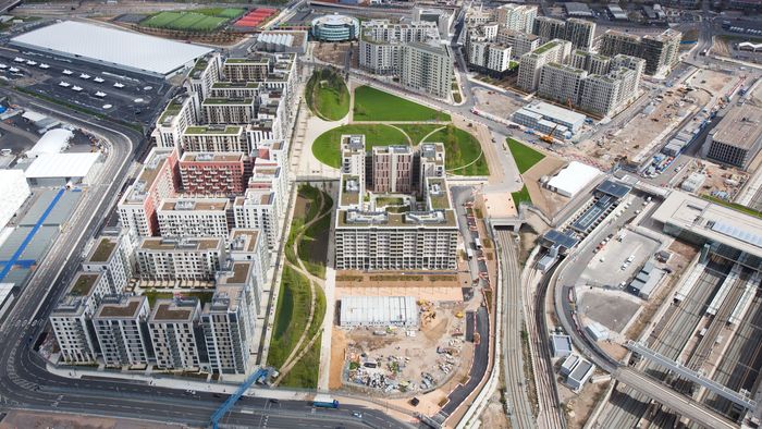 REPORTAJ | "Pe aici au trecut cândva campionii". Cum arată Satul Olimpic la trei ani de la JO, care e prețul unui apartament de trei camere, dezvăluirile unui muncitor și amintirile sportivilor români. Corespondență din Londra  
