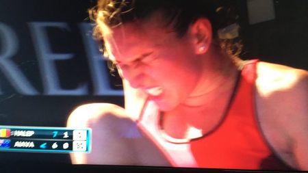 Debut cu două momente "la limită" pentru Halep! Simona s-a enervat când adversara a ieșit de pe teren, apoi a trecut prin clipe grele. FOTO și VIDEO | Glezna a "cedat" și liderul mondial a oferit imagini teribile