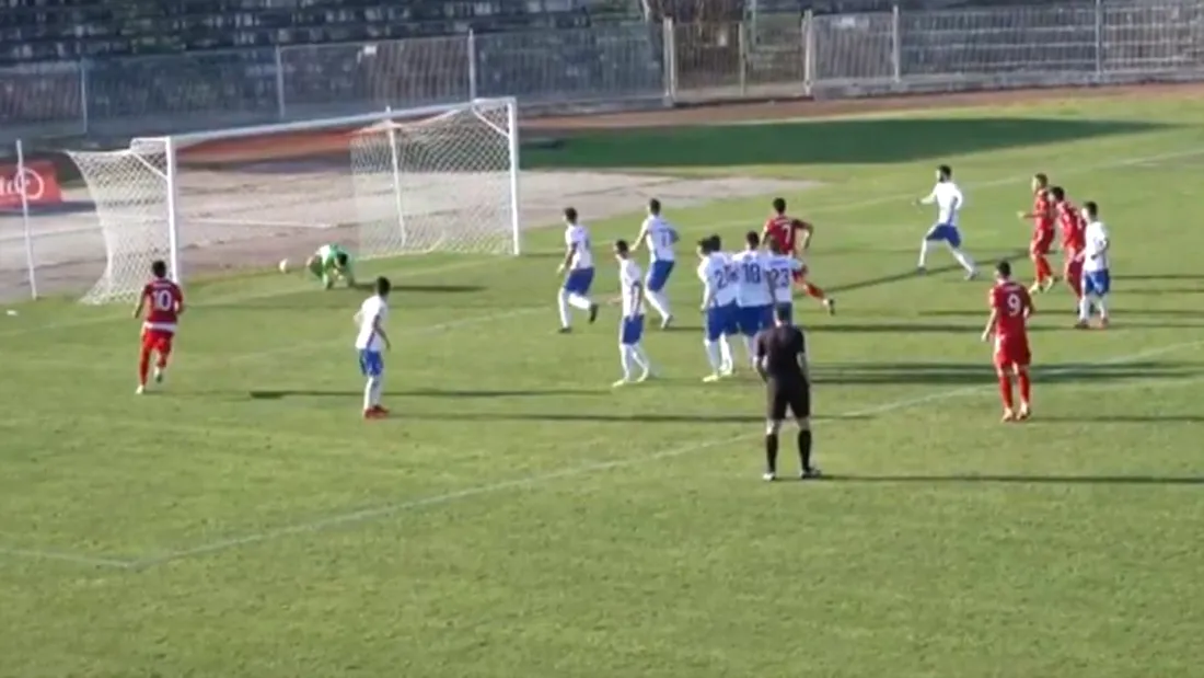 Fază halucinantă la meciul CSM Slatina - Turris Oltul! VIDEO | Arbitrul a anulat un gol dat din lovitură liberă după ce a văzut că mingea intră în poartă. Cum a motivat decizia în fața jucătorilor care începuseră să se bucure de reușită