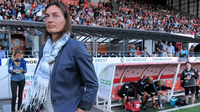 Brest - Clermont 2-1. Primul meci oficial în care o echipă masculină din fotbalul mare este antrenată de o femeie