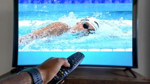 Cine transmite la TV finala lui David Popovici la 100 metri liber