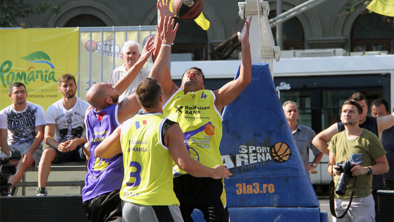 Povestea vrăjitorului de sub panou care are grijă de viețile oamenilor. Santana, dirijorul avioanelor: "Nu știu multe despre Ilie Năstase, dar am înțeles că se distra mult. Dacă e așa, avem lucruri în comun"