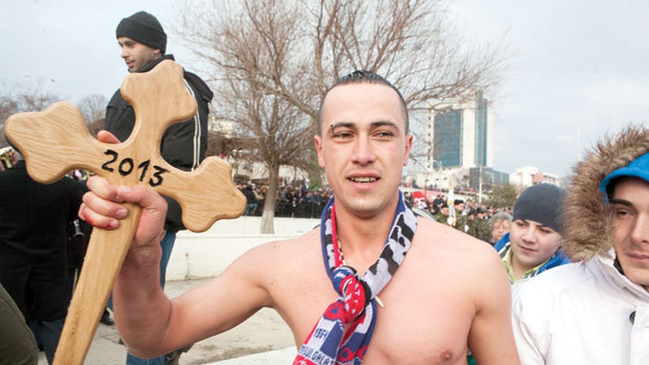 7 suporteri ai Oțelului s-au aruncat în Dunăre pentru a prinde crucea de Bobotează:** "Anul aceasta vrem să luăm Cupa!"