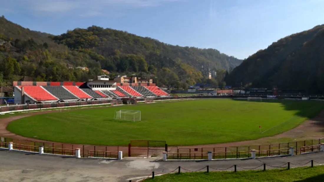 La fotbal sunt codași, dar compensează la infrastructură. CSM Reșița va beneficia de stadion la cele mai înalte standarde. Arena ”Mircea Chivu” va fi modernizată, iar valoarea investiției e de 11.5 milioane de euro. Proiectul include și nocturnă