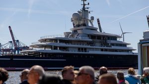 Oligarhul rus care i-a dat bani lui Giovanni Becali să-și ia Rolls-Royce e acuzat de fraudă. Miliardarul lui Vladimir Putin ar fi „topit” 25 de milioane de euro din taxele pentru iahturile de lux din Cipru