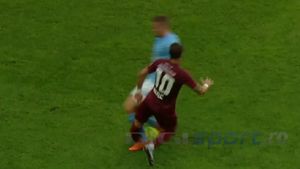 FOTO | Accidentare groaznică a lui Deac! Decarul CFR-ului a fost scos pe targă din teren