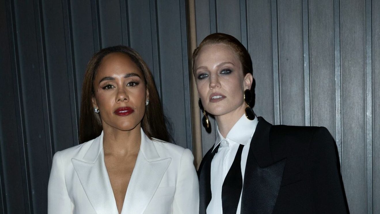 Prezentatoarea știrilor sportive și iubita ei cântăreață au ieșit pentru prima oară, oficial, în public, ca un cuplu. GALERIE FOTO