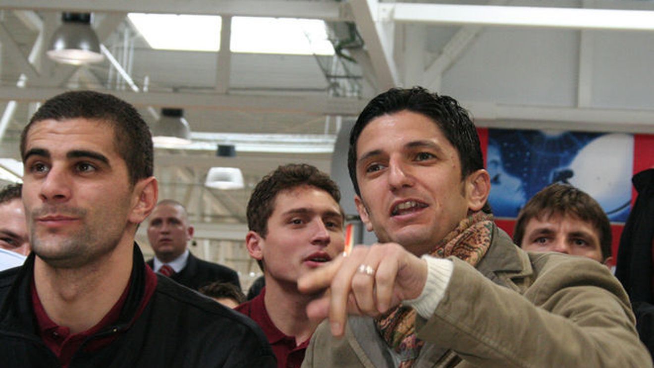 "Suntem singura națională cu doi antrenori foști portari,** care abia și-au dat jos mănușile"