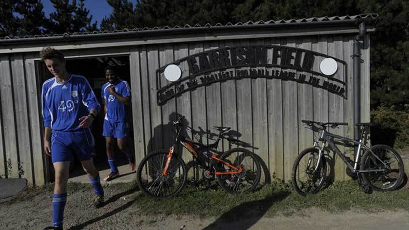 Campionatul care a intrat în Cartea Recordurilor. Este format din doar două echipe, aparține de federația engleză și transferurile se fac cu "banul". O poveste impresionantă despre pasiunea pentru fotbal