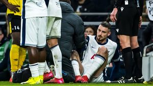 Impresarul lui Radu Drăguşin are amănunte despre accidentarea suferită de fundaşul lui Tottenham. Ce se întâmplă acum