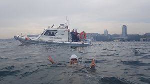 Bibliotecarul Avram Iancu a reușit un nou record: a străbătut înot Marea Neagră, de la Sulina la Istanbul. "Acesta a fost felul meu de a sărbători Centenarul"