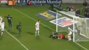 VIDEO "Golul" care a scandalizat o lume întreagă!** A fost înscris cu mâna și mingea nu a trecut linia porții