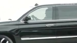 "Nu pot să cred, nu pot să cred". Messi a venit cu un monstru de mașină la antrenamentul Barcei, șoferul s-a pierdut la volan și a lovit-o. VIDEO