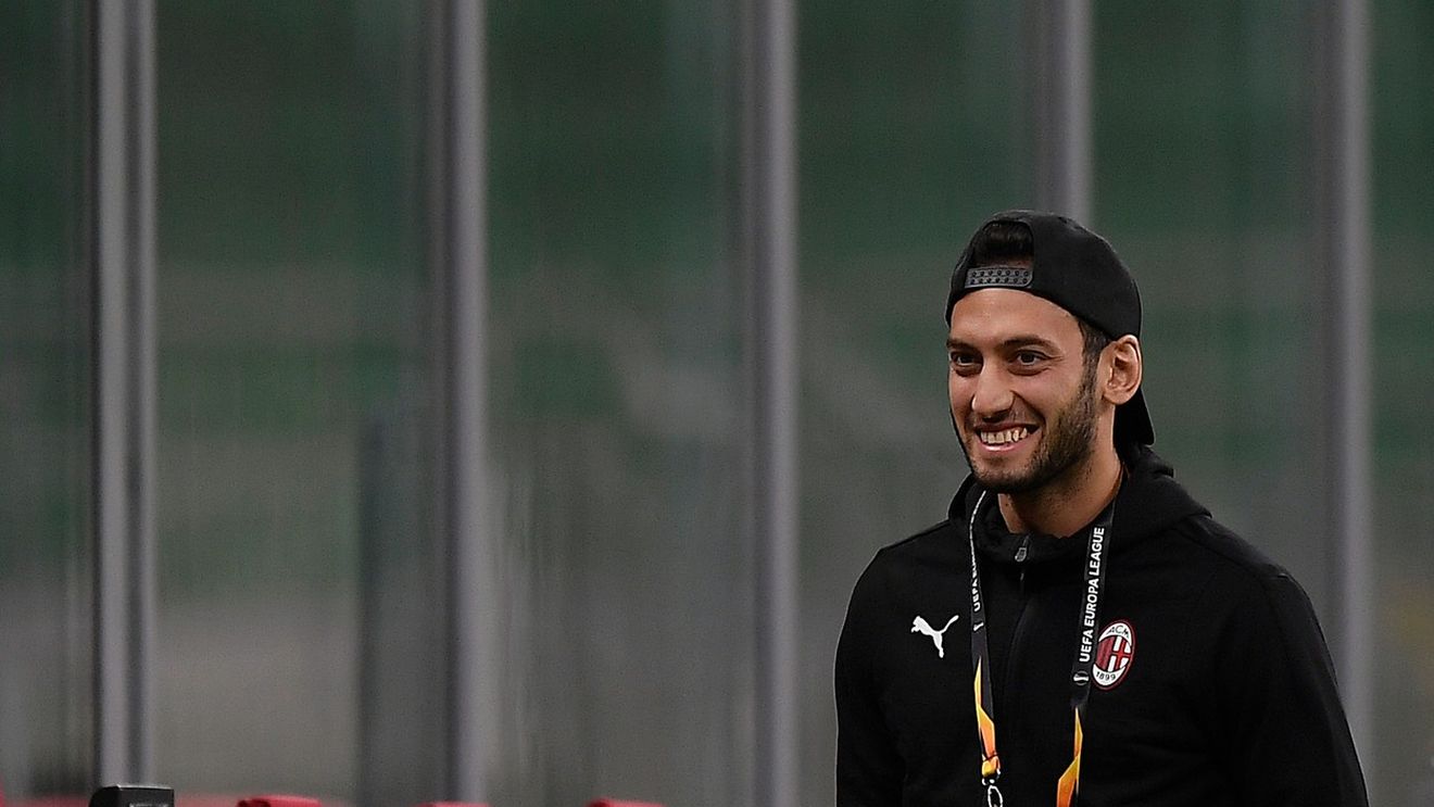 Hakan Calhanoglu, la un pas de transferul la Manchester United! Gruparea de pe Old Trafford are 90 la sută șanse să semneze cu starul lui AC Milan