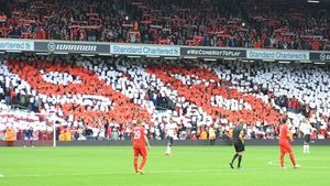 "Anfield" roșu!** Fanii prezenți la derby au comemorat victimele de la Hillsborough