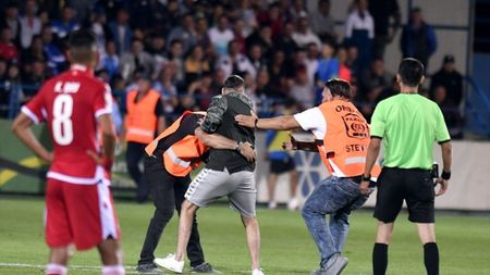Trebuia sau nu să continue meciul Viitorul - Dinamo? "Ambele echipe ar fi trebuit să piardă cu 0-3". Video cu incidentele produse de fanii "câinilor"