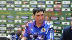 Victor Pițurcă a încheiat conflictul cu Adidas. A venit la conferința de presă îmbrăcat în echipamentul criticat acum trei luni: "Da, seamănă cu cel al Greciei"