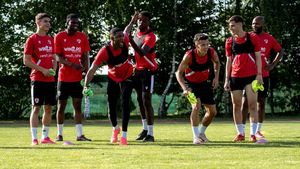 Patru jucători care au evoluat în ediția recentă a Ligii 2 sunt acum în cantonament cu Dinamo! Doi i-au fost elevi lui Claudiu Niculescu și pe unul l-a învățat ”șmecherii din fotbal”