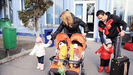 "Câinii" au fost așteptați de soții, prietene și copii la aeroport!** "A venit tati din cantonament"