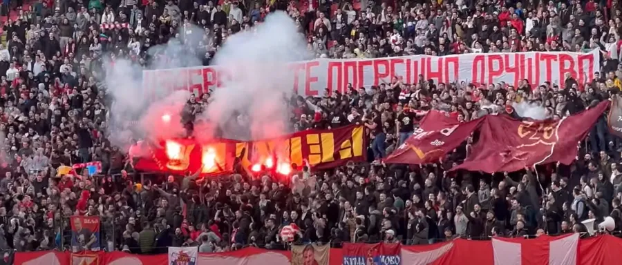 Momentul în care fanii Stelei Roșii au ars mai multe steaguri ale galeriei Romei, printre care și Fedayn. Sursă foto: captură YouTube