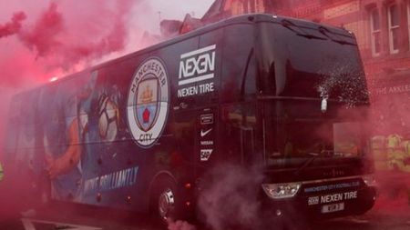 Autocarul lui Manchester City a fost atacat înainte de meciul cu Liverpool! VIDEO cu incidentele provocate de "cormorani"