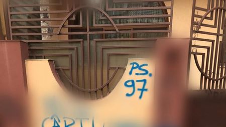 Suporterii lui FC U Craiova au vandalizat casa lui Sorin Cârțu! Ce au scris fanii pe garduri. Reacția președintelui din Bănie | GALERIE FOTO