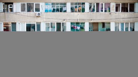 Exercițiu de Cartea Recordurilor: cei 137 de creditori ai Ceahlăului, convocați la o întâlnire într-un apartament de bloc
