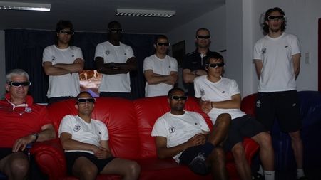 SUPER FOTO!** Steliștii au urmărit meciul cu Craiova 3D! Becali: "Ă‚sta-i DIAVOLUL!"