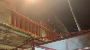 Imagini sfâșietoare cu cel mai trist suporter al lui Dinamo: plânge în hohote și jandarmii încearcă să îl consoleze | VIDEO