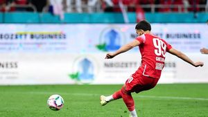 Momentul exploziei lui Lamine Ghezali sub comanda lui Ovidiu Burcă, povestit la EXCLUSIV DINAMO: „Mă uitam la el, nu mânca nimic, nu bea nimic, dar alerga ca un cal. Cum?”. „Cel mai frumos cadou primit până la 24 de ani” și reacția MVP-ului din „Ștefan cel Mare”: „M-a strâns în brațe, magrebianul, era să-mi rupă șira spinării!” | VIDEO EXCLUSIV