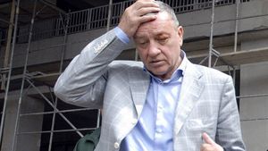 GENIAL! Bancuri cu Mircea Sandu!** Cum explică Nașu' faptul că l-a "regulat" pe Iancu :)