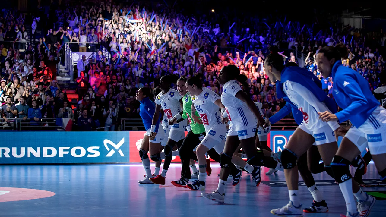 S-au încoronat, acasă. Franța a câștigat finala Campionatului European de handbal în fața Rusiei, semnând o dublă de excepție