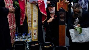 Gigi Becali, în genunchi, în țărână. Biserica din Techirghiol, care a declanșat un mare scandal, a fost sfințită de Teodosie, Arhiepiscopul Tomisului