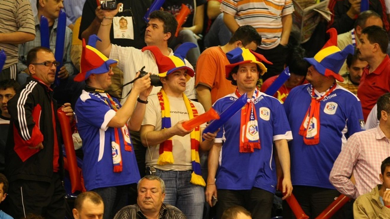 "Zeci de ani de glorie, nu-i vrem doar istorie" 120 de suporteri ai Oltchimului au protestat la Vâlcea