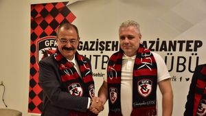 Șumudică, fără frică. Declarația antrenorului în fața meciului cu Fenerbahce: "Vom fi una dintre surprizele campionatului" + cum își "sperie" jucătorii: "Îi las aici"