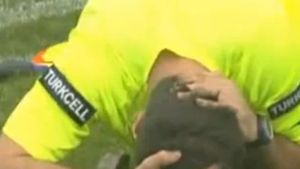 VIDEO **Violențe extreme la un meci din Turcia! Un arbitru a fost lovit cu pietre