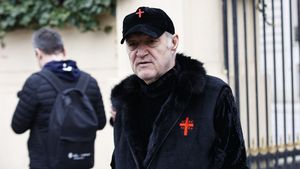 Gigi Becali a evacuat-o pe fiica Andei Călugăreanu din garsoniera unde o lăsase să stea din compasiune! Miliardarul milostiv s-a săturat să o țină în blocul său și, din interese imobiliare, a dat-o în stradă