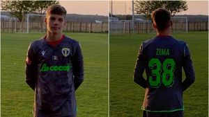 Elev în clasa a opta și portar la echipa mare. Fiul unui fost goalkeeper din Superliga a debutat la seniori la 14 ani