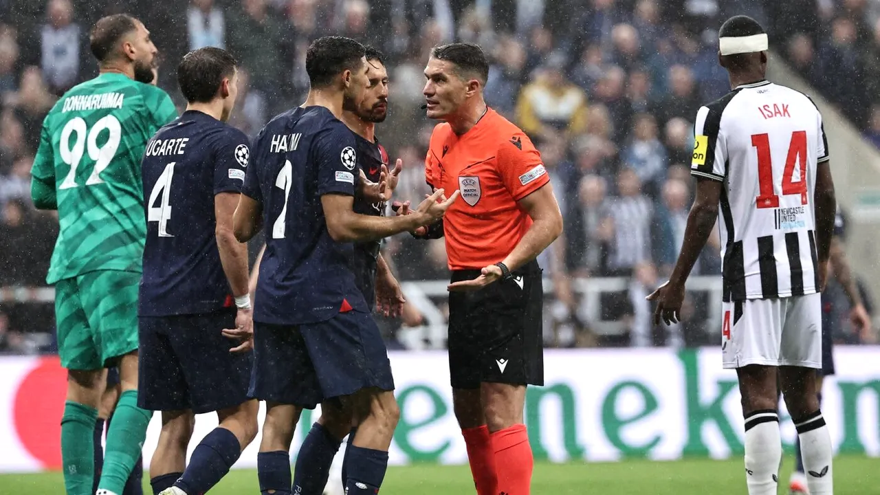 Cum a reușit Istvan Kovacs să-i scoată din minți pe cei de la PSG în meciul cu Newcastle din Liga Campionilor! Arbitrul român a fost imediat înconjurat de starurile parizienilor | VIDEO