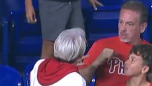 Reacția revoltătoare a unei femei după ce un tată a prins o minge de baseball pentru fiul lui