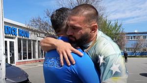 Dorian Popa, cu ochii în lacrimi la baza sportivă FCSB! Cadou special dăruit unuia dintre cei mai importanți angajați ai lui Gigi Becali: „Îți sunt extrem de recunoscător!” | VIDEO