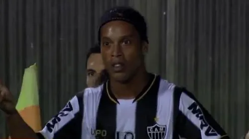 Nu se aștepta la o asemenea reacție! VIDEO Ronaldinho, atacat cu pietre în timpul unui meci