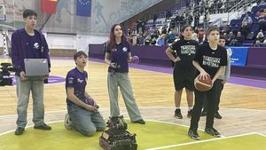 Omul nu a putut învinge robotul la un concurs de aruncări de mingi de baschet la coș