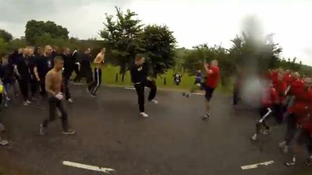 Bătaie sub semnul fair-play-ului! VIDEO Danezii și suedezii au organizat o luptă de stradă între fani