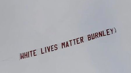 Un avion mic a zburat lângă Stadionul Etihad, unde City a jucat împotriva lui Burnley, cu mesajul „White Lives Matter Burnley"