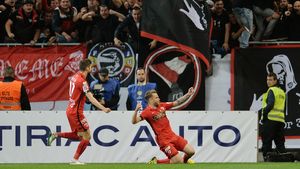 FOTO | Candidatul PNL la Primăria Sector 2 a avut bilet VIP în galeria lui Dinamo la finala Cupei României. Liderii peluzei au interes direct la Piața Obor
